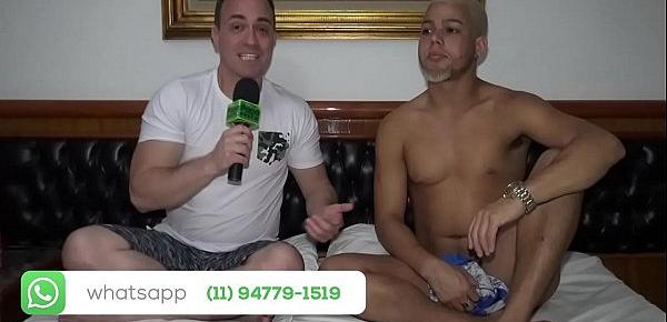  Suite69 - Pornstar Bruno Martinez fica de pau duro durante entrevista no PapoMix- Parte 2 - Twitter@tvpapomix